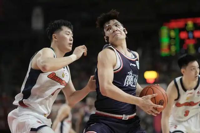 九游官网-悬崖边！广东CBA季后赛首战折戟，徐杰救主难挽狂澜？